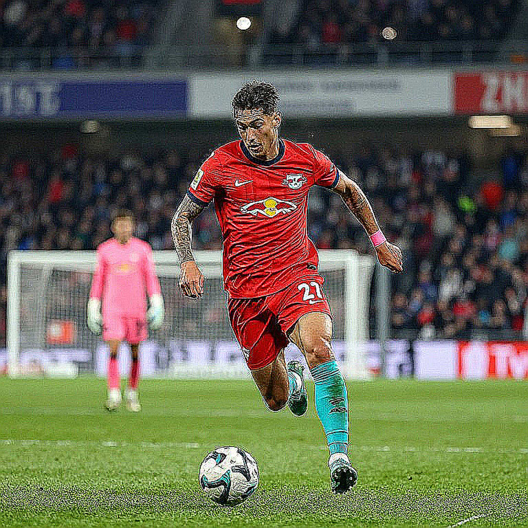 Bí ẩn chiếc pizza ở Old Trafford: Khi ký ức bóng đá sống lâu hơn cả VAR