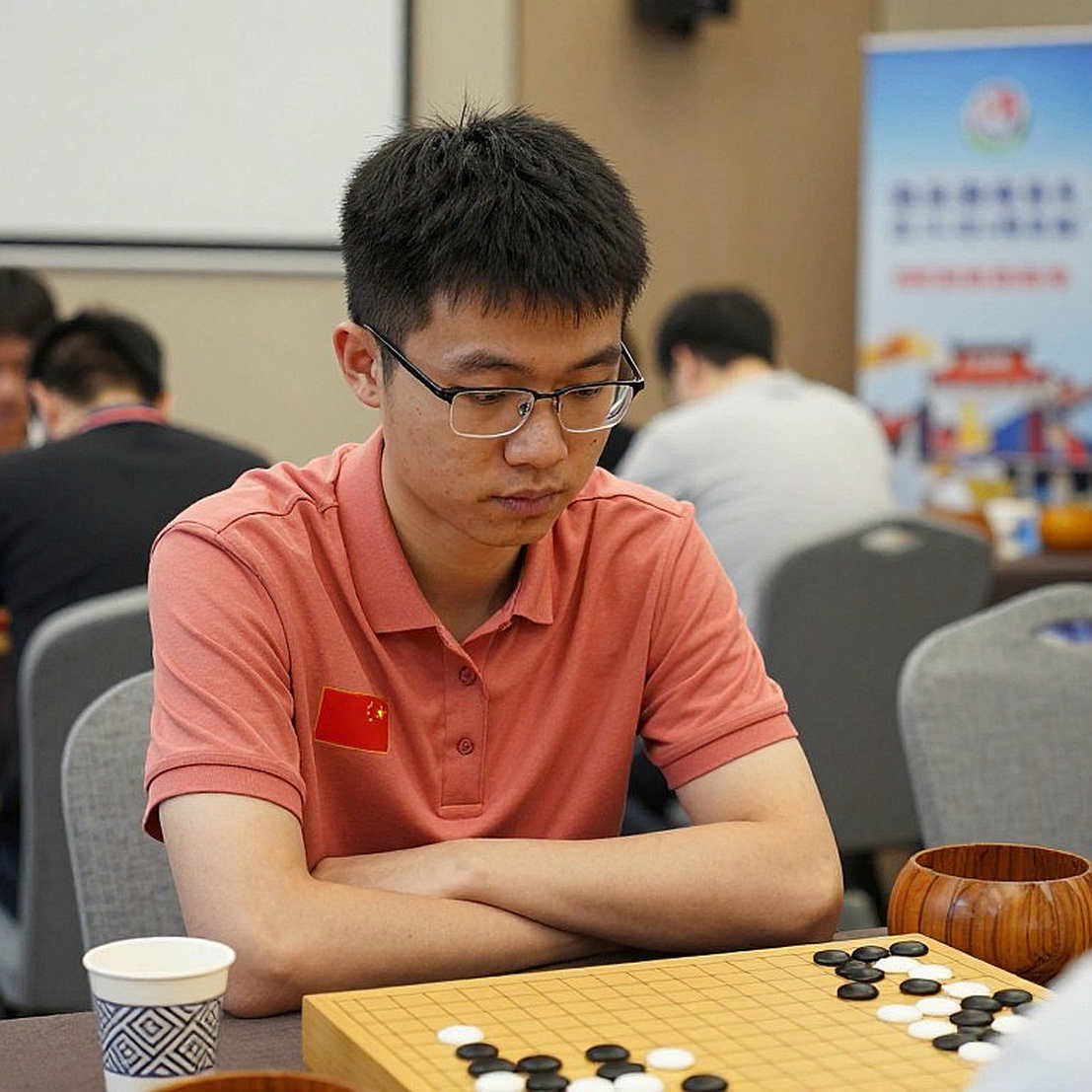 Nước cờ 3.f6 từ cú misclick của huấn luyện viên và lời khen hiếm hoi của Carlsen dành cho Sindarov