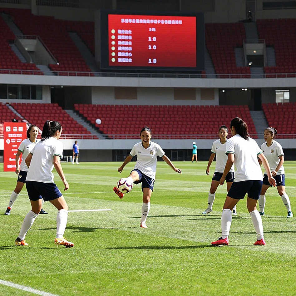 John Herdman Xin Người Hâm Mộ Indonesia Kiên Nhẫn Trước Derbi Nusantara: Khi Một Huấn Luyện Viên Cố Ghìm Cơn Sốt