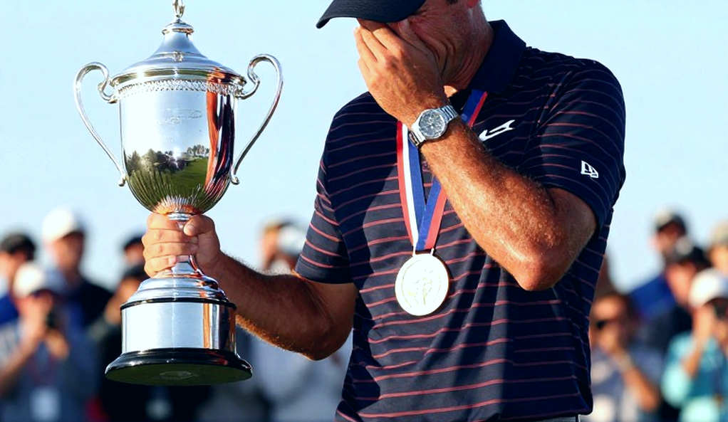 Luật golf 2026 đã đổi cách tính phạt: cú phát bóng hỏng nhất chỉ tốn 3 gậy, trừ khi bạn dùng gậy trái luật