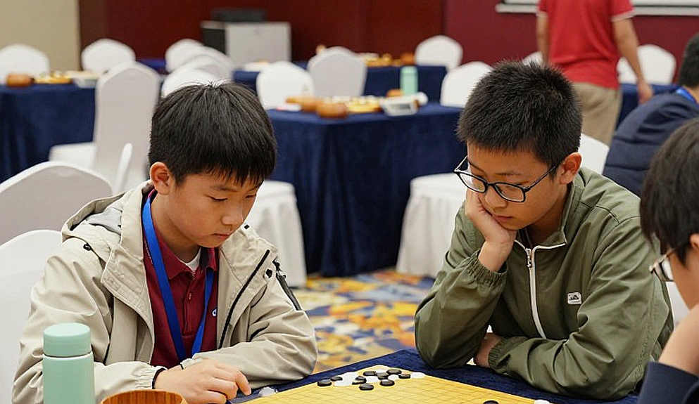 Nước cờ chờ và tiếng thở dài trên khán đài trống: Benko Gambit dưới ánh đèn của một nền công nghiệp đổi màu