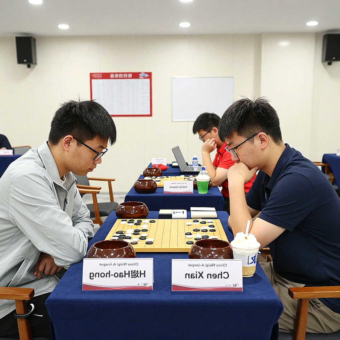 Nước cờ chờ và tiếng thở dài trên khán đài trống: Benko Gambit dưới ánh đèn của một nền công nghiệp đổi màu Nước cờ chờ và tiếng thở dài trên khán đài trống: Benko Gambit dưới ánh đèn của một nền công nghiệp đổi màu